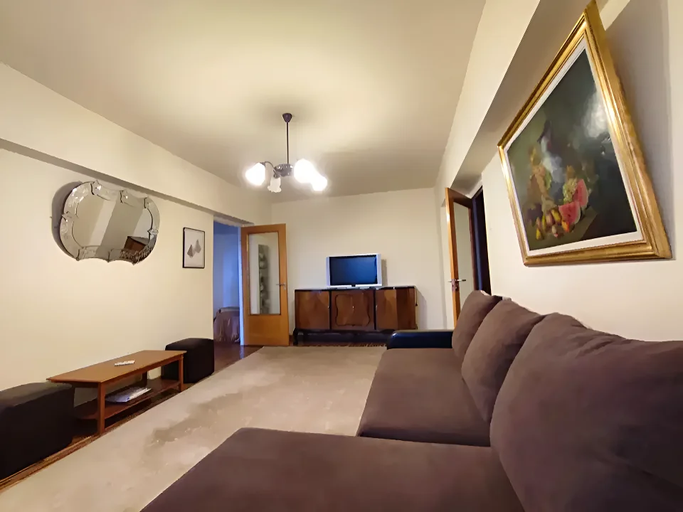 Apartament inchiriere Sector 5 Bucuresti living cu canapea